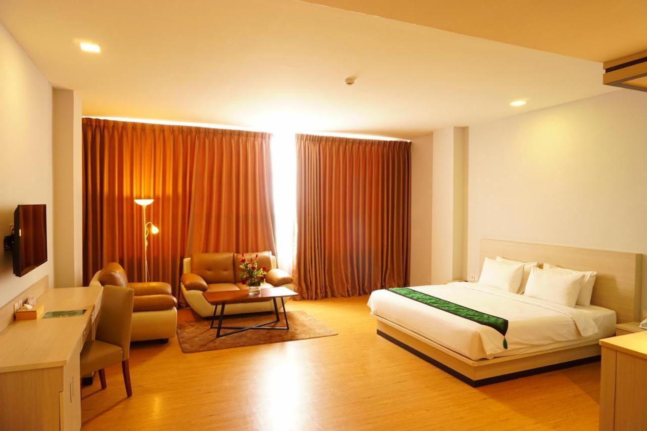 Airish Hotel Palembang Esterno foto