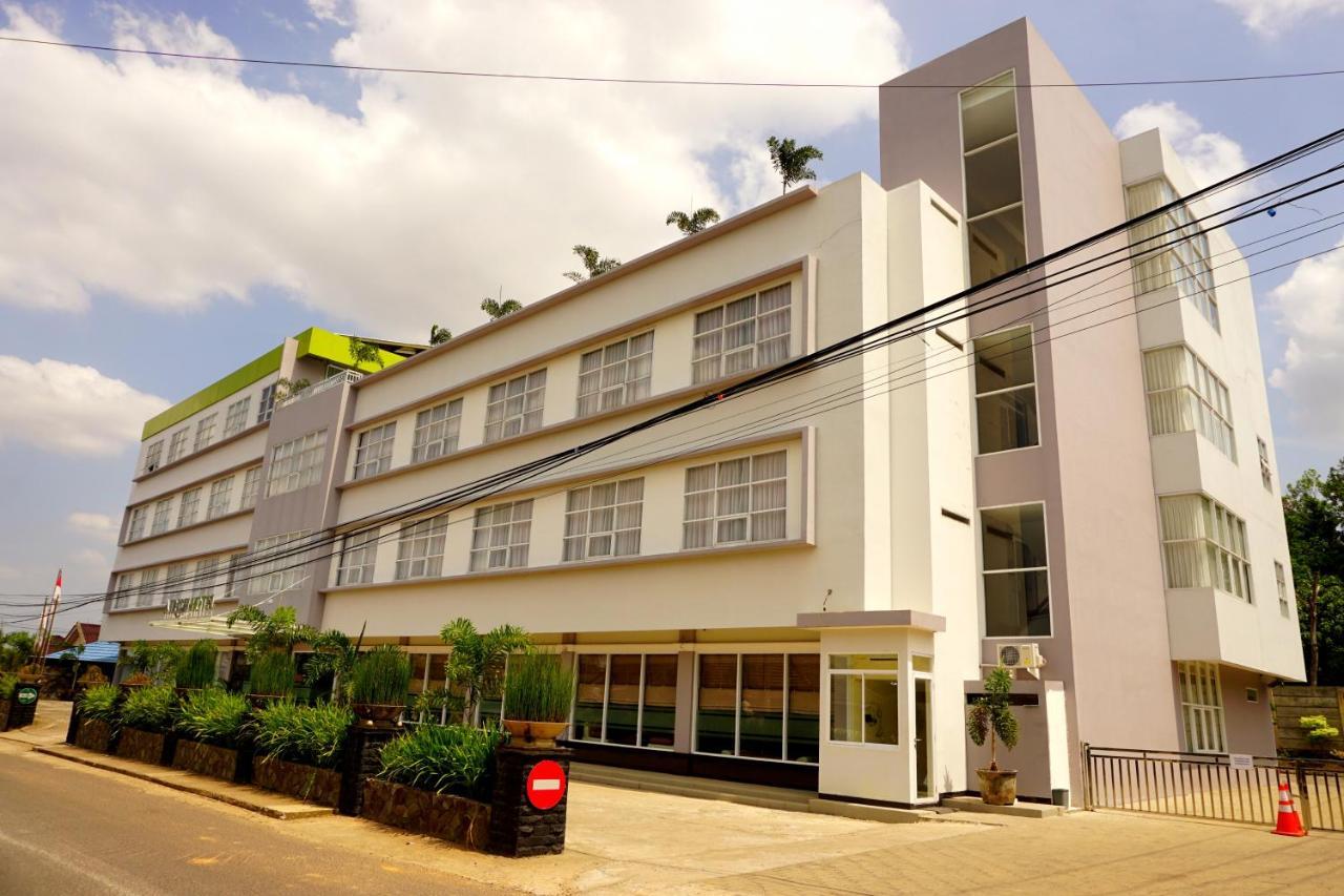 Airish Hotel Palembang Esterno foto