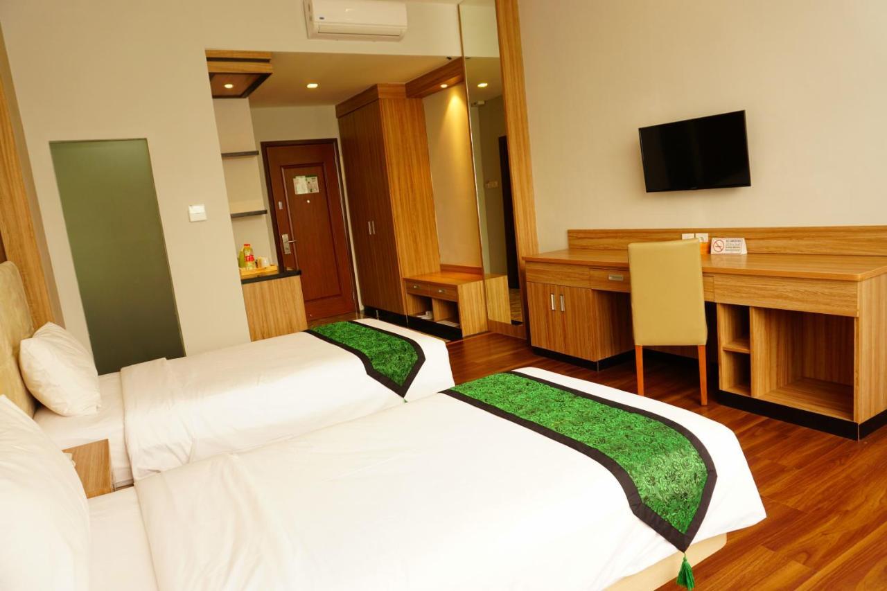 Airish Hotel Palembang Esterno foto