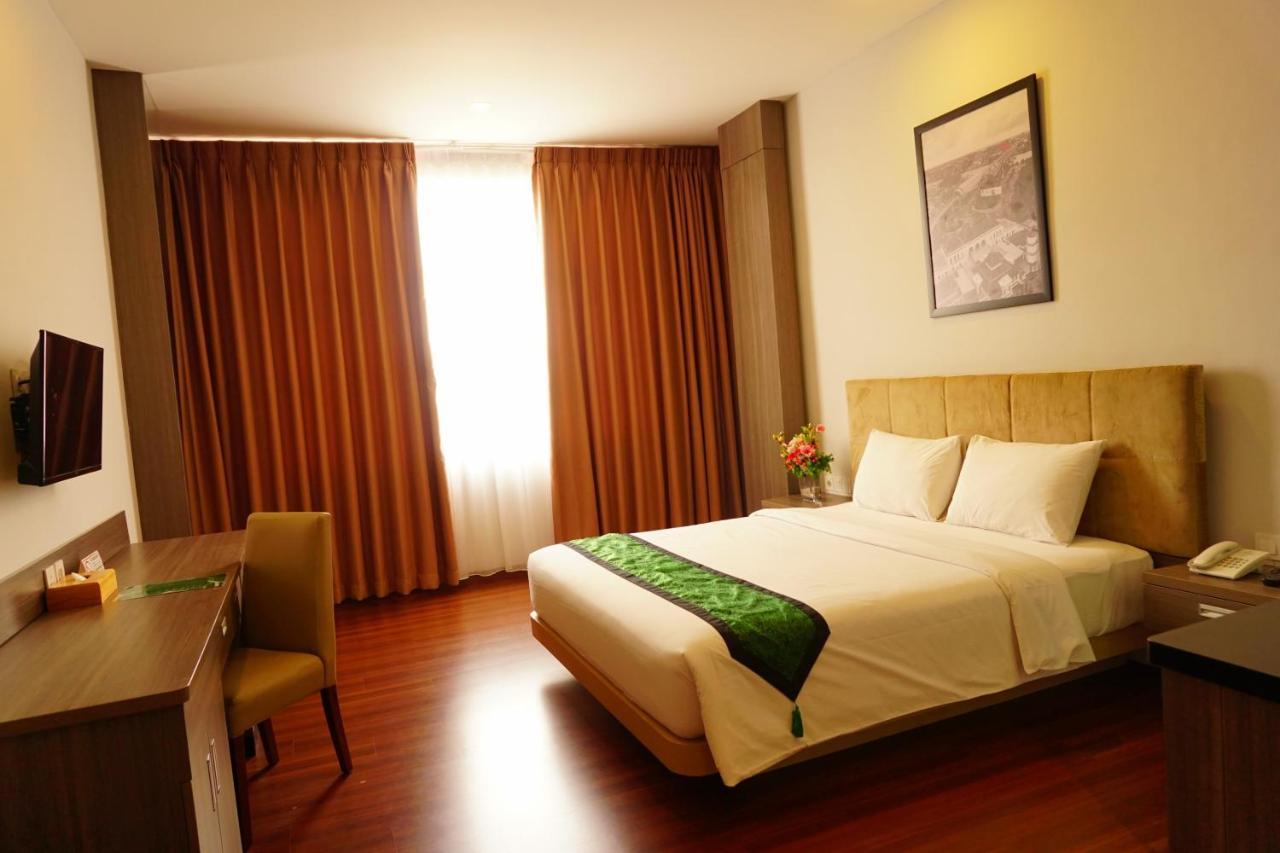 Airish Hotel Palembang Esterno foto
