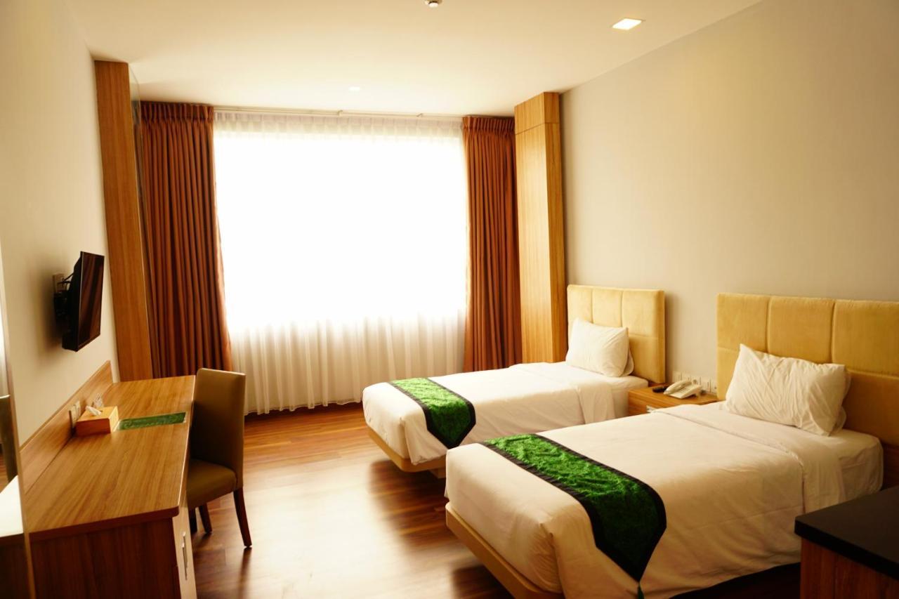 Airish Hotel Palembang Esterno foto