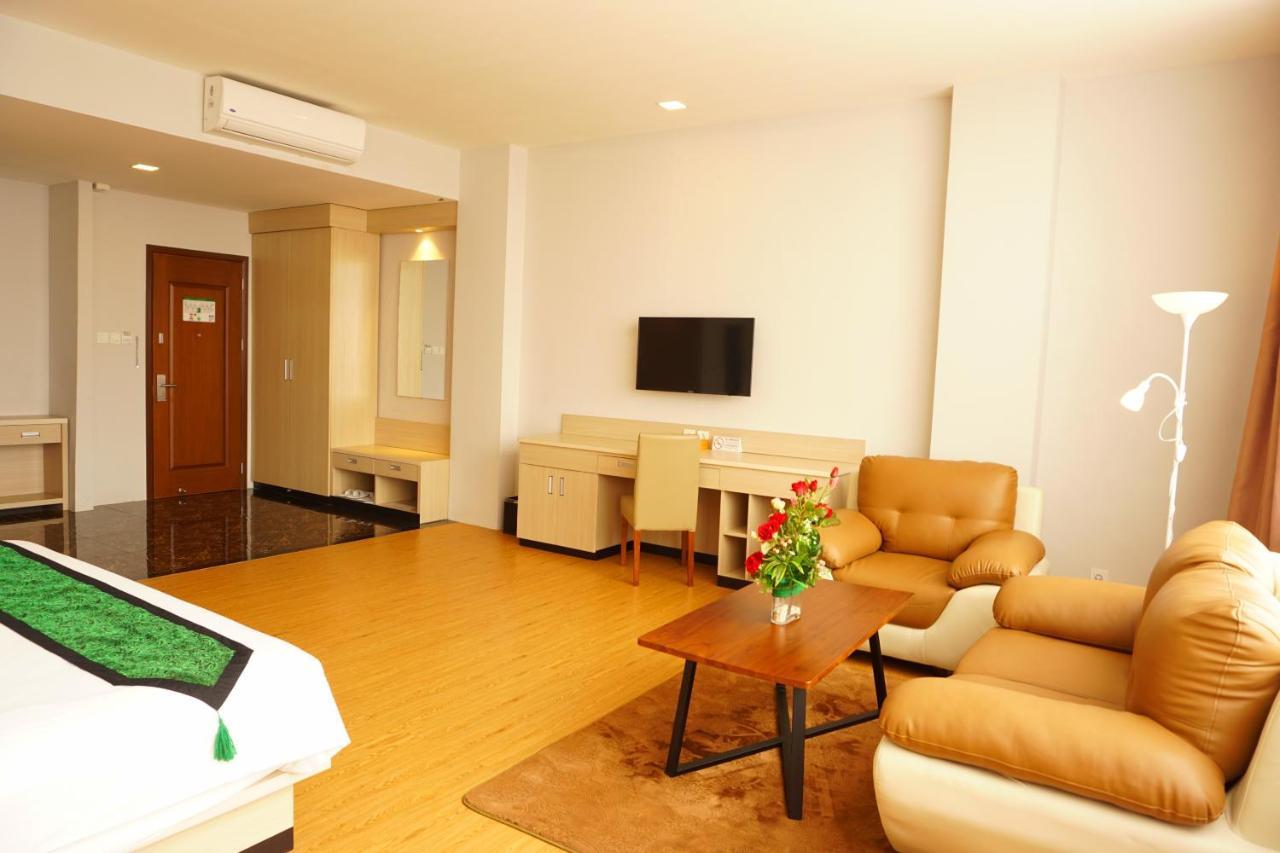 Airish Hotel Palembang Esterno foto