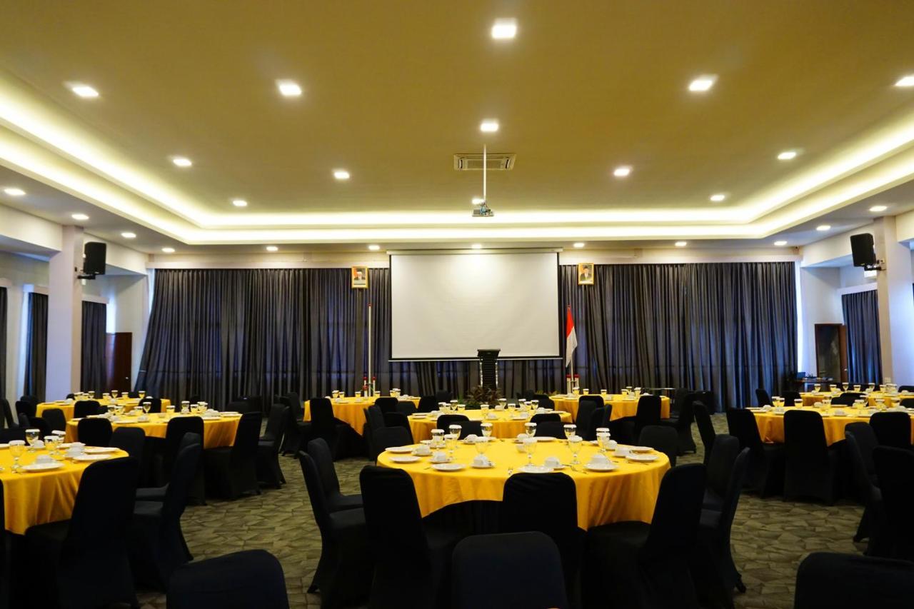 Airish Hotel Palembang Esterno foto