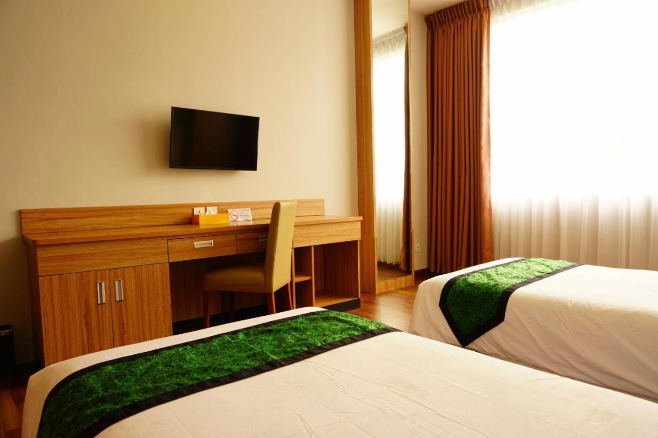 Airish Hotel Palembang Esterno foto